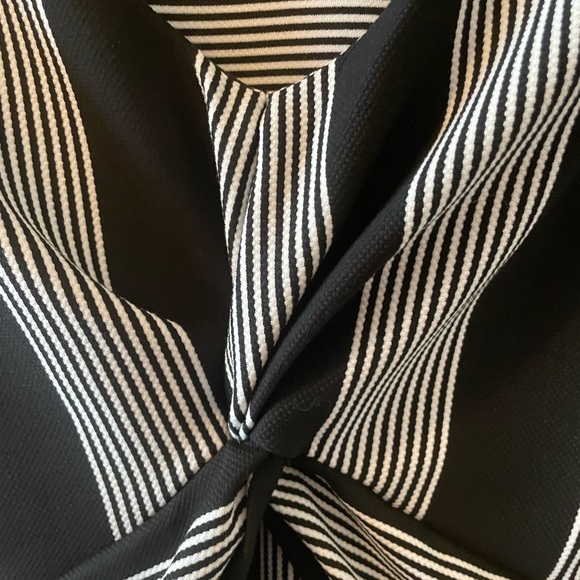 Women’s top. - Picture 2 of 4